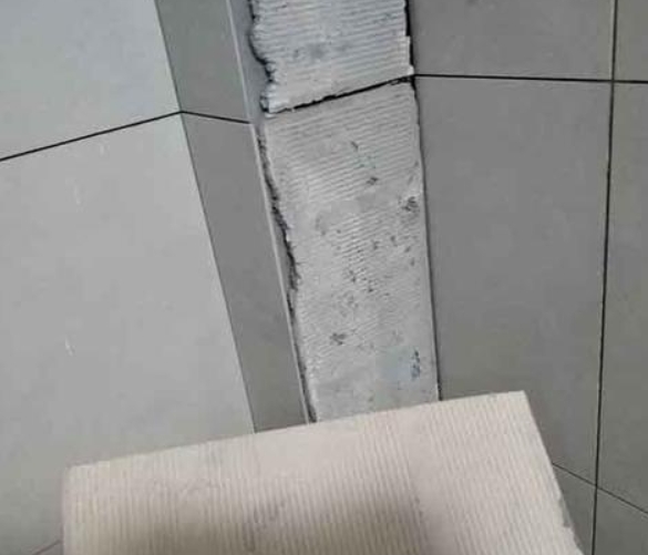 铜官瓷砖空鼓维修公司分享下厨房瓷砖脱落的补救措施。